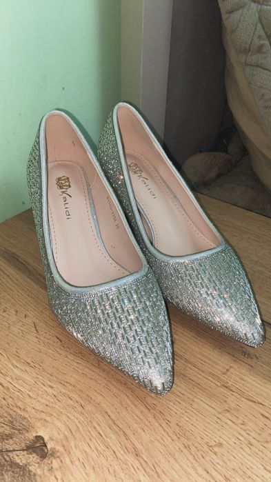 Новые блестящие туфли на каблуке, размер 35