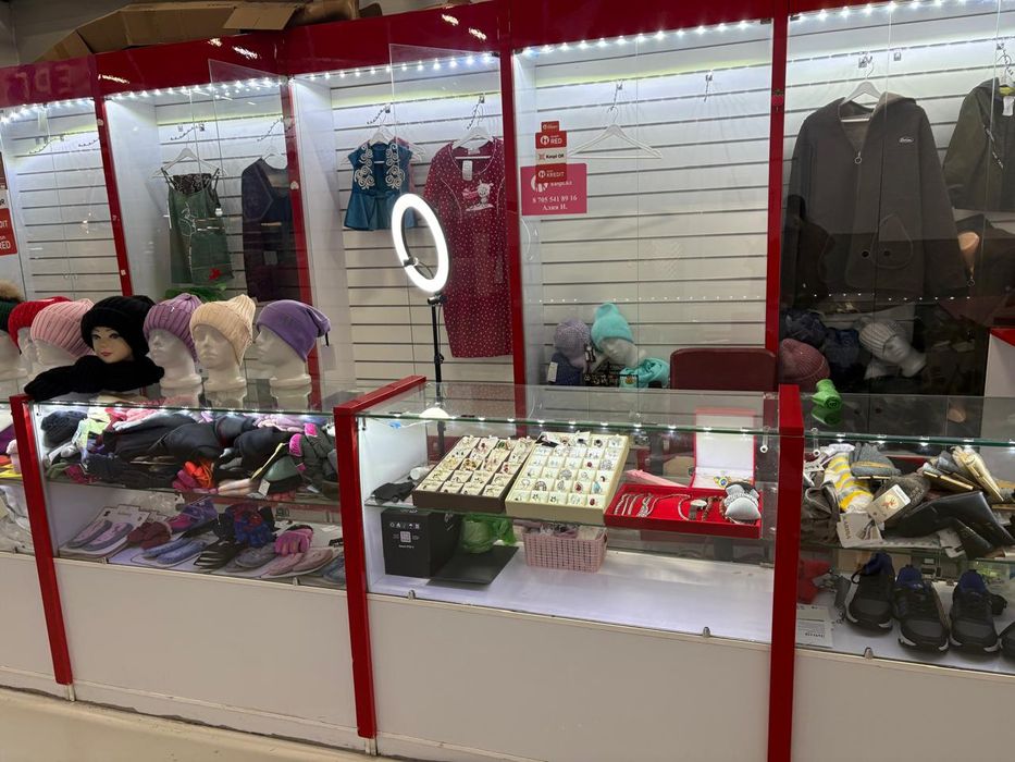 Продам мебель островок одежды, шкаф, витрины