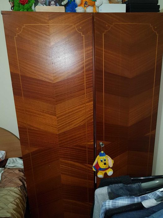 masa birou , tv,  rotunda , cafea , sifoniere ,jaluzele