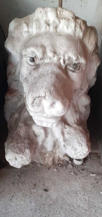 Лъвска глава от камък