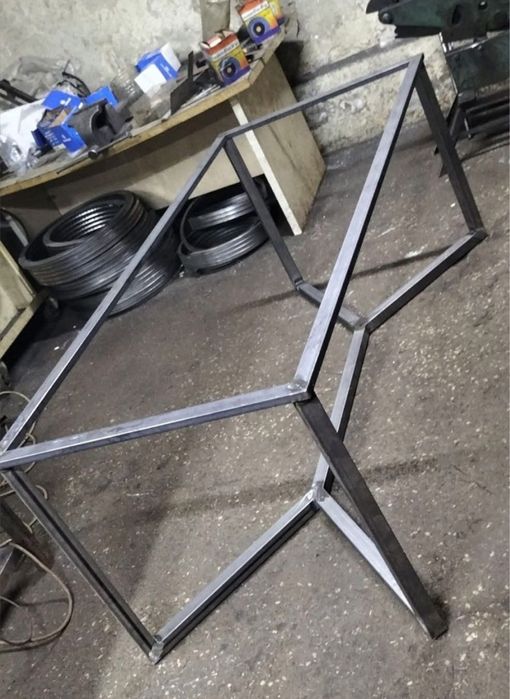 Изработка на маси и пейки изцяло от метал или от дърво и метал!