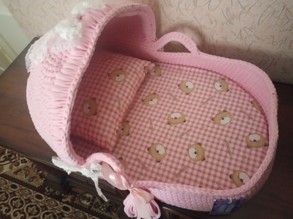 To'qilgan savat chaqaloq uchun yangi ishlatilmagan.