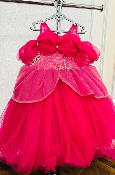 Яркое нарядное платье на малышку  на 2 года