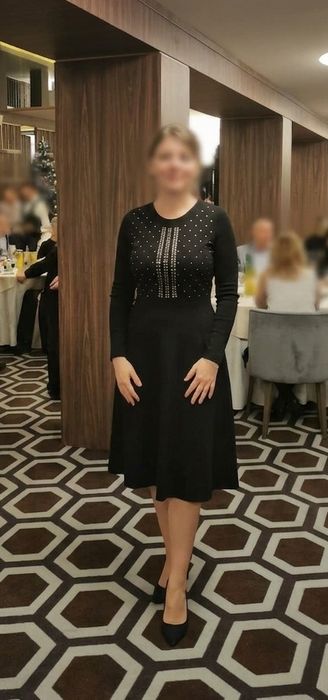 Rochie neagră cu accente aurii