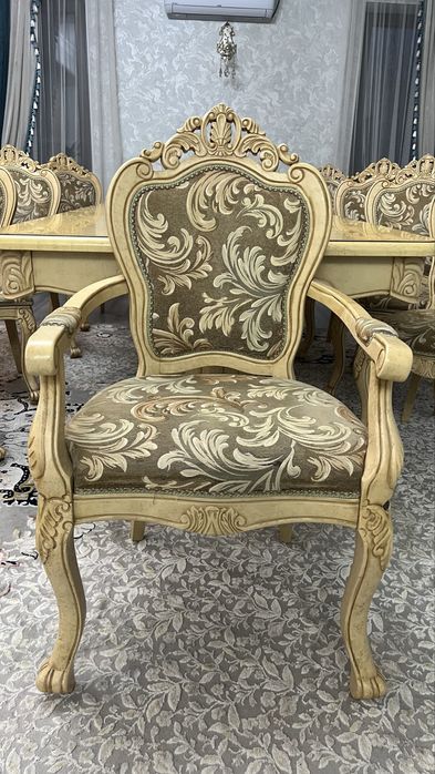 Стол со стульями