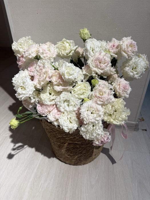 Цветы в корзине средний