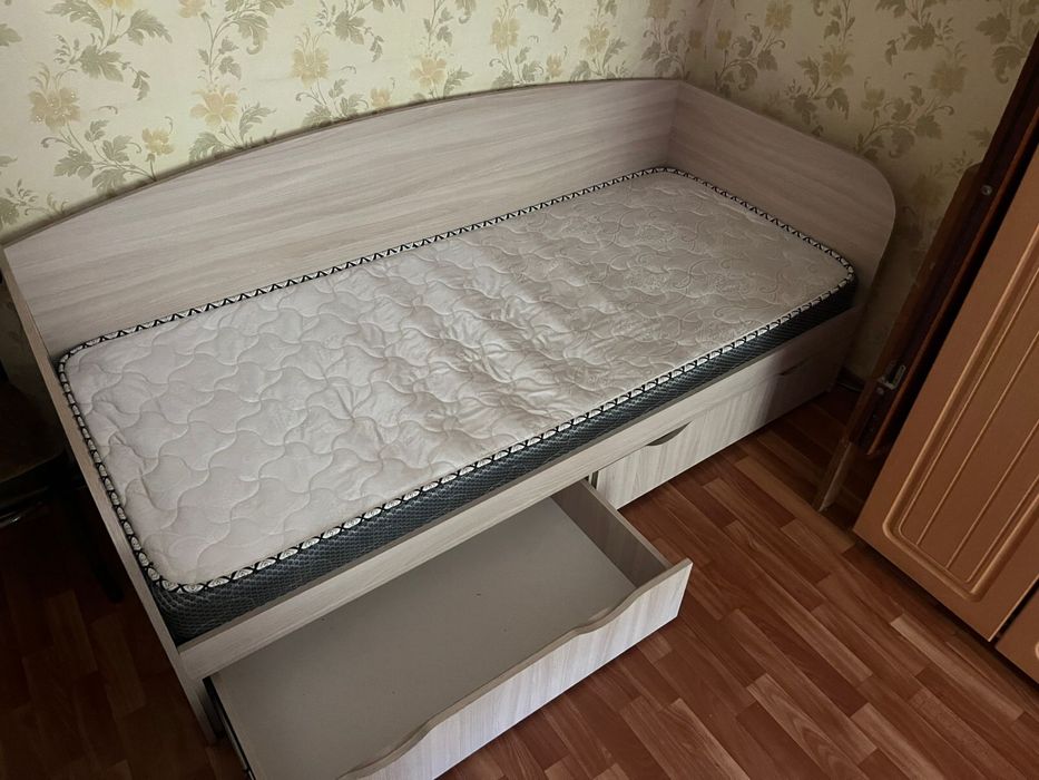 Односпальная кровать б/у с матрасом