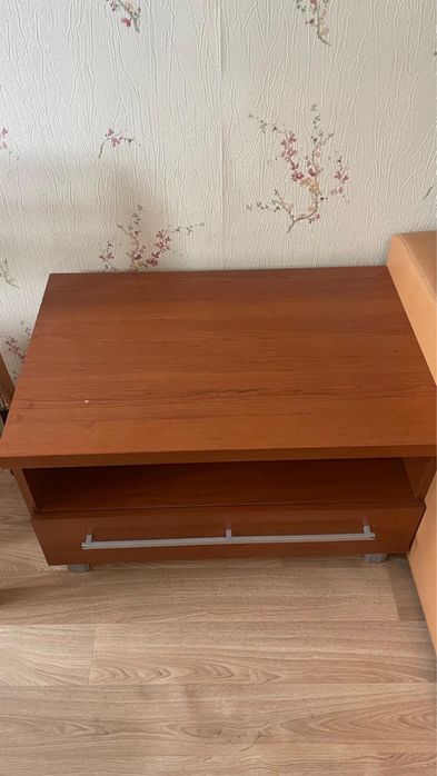 Продам полку под телевизор