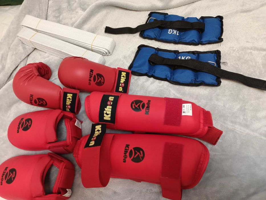 Vând mănuși ,tibiere , accesorii karate