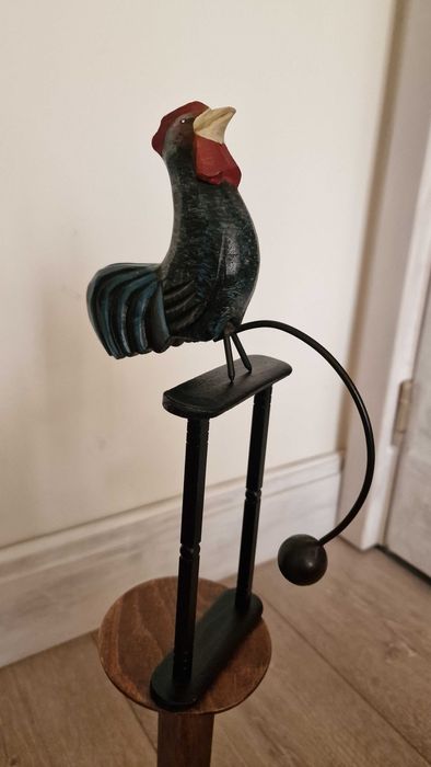 Дървен люлеещ петел на чугунена основа– 30см