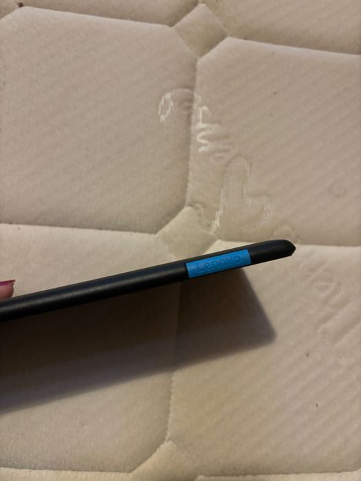 Без кутия 16 GB памет,възможност за микро SD ,зарежда се с микро USB