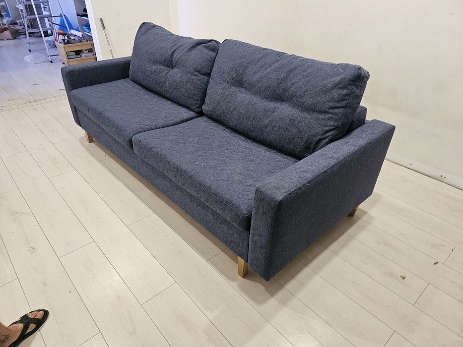 Синий диван хорошего качества