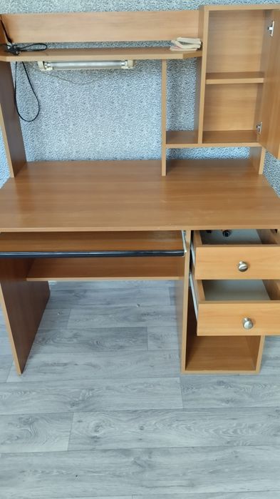 Продам стол компьютерный