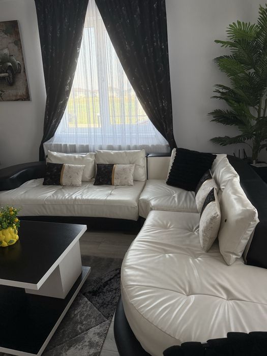 Canapea colțar modernă + măsuță de cafea – alb/negru – stare foarte bună