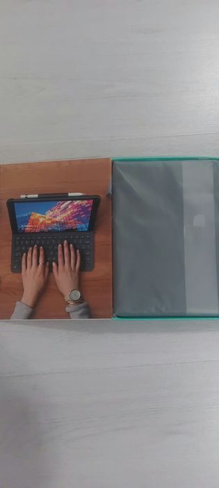 Калъф с клавиатура Logitech Slim Folio за iPad Air (3-то поколение)