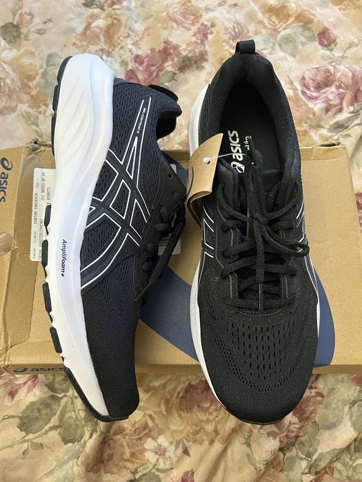 продам новые кроссовки Asics