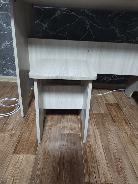 Продам кухонный стол и табуретки.