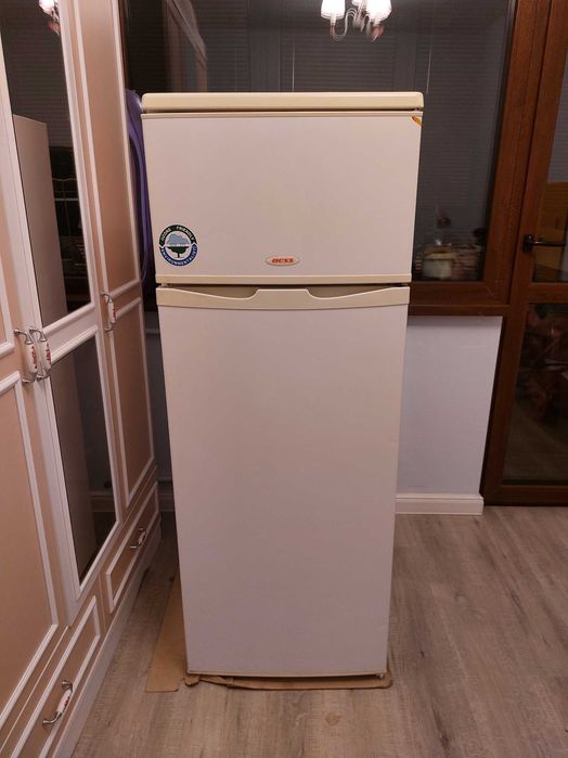 Хладилник с фризер Bess  .