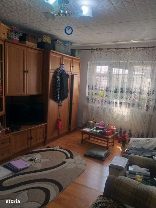 Decomandat, Rovine-Scola 39, 93.000 Euro neg.