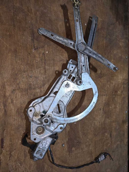 Стеклоподьемник передний левый 
БМВ Е34
BMW E34