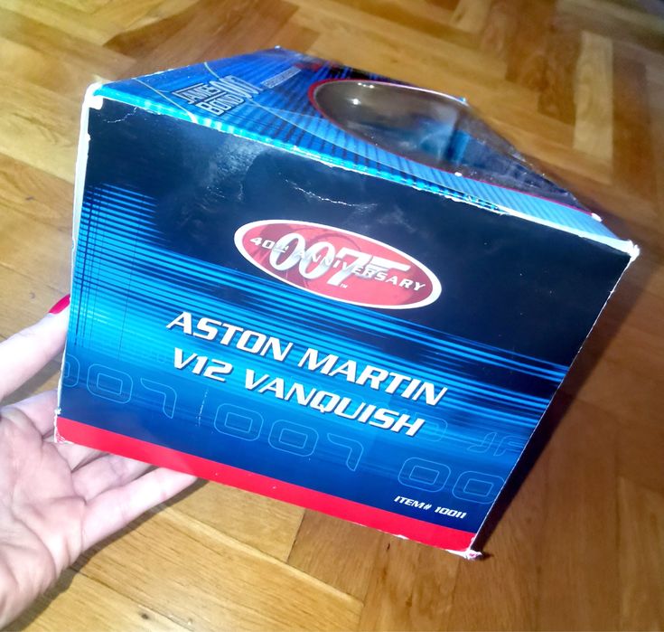 Колекционерски модел на Aston Martin V12 Vanquish Джеймс Бонд филм !