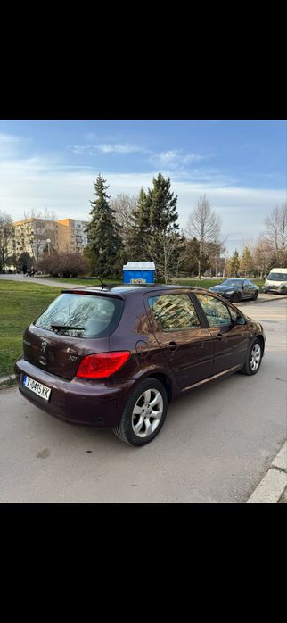 Отдава кола под наем