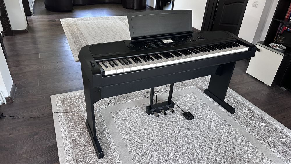 Vând pianina Yamaha DGX - 670B