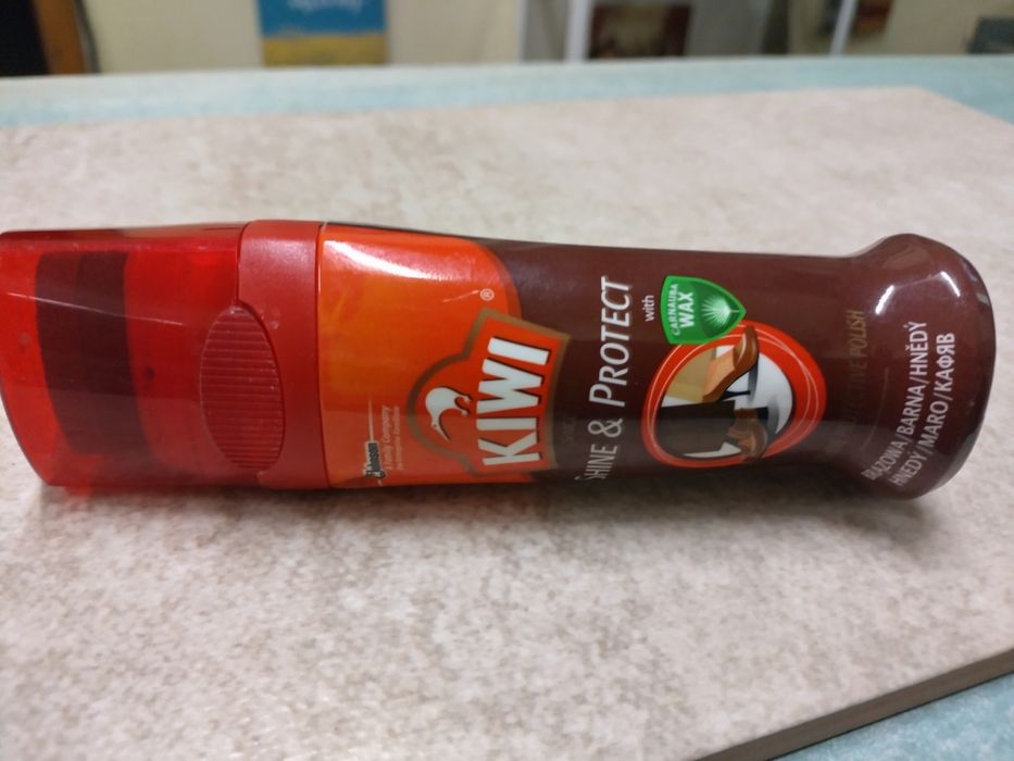Кафява боя за обувки Kiwi с гъбичка
