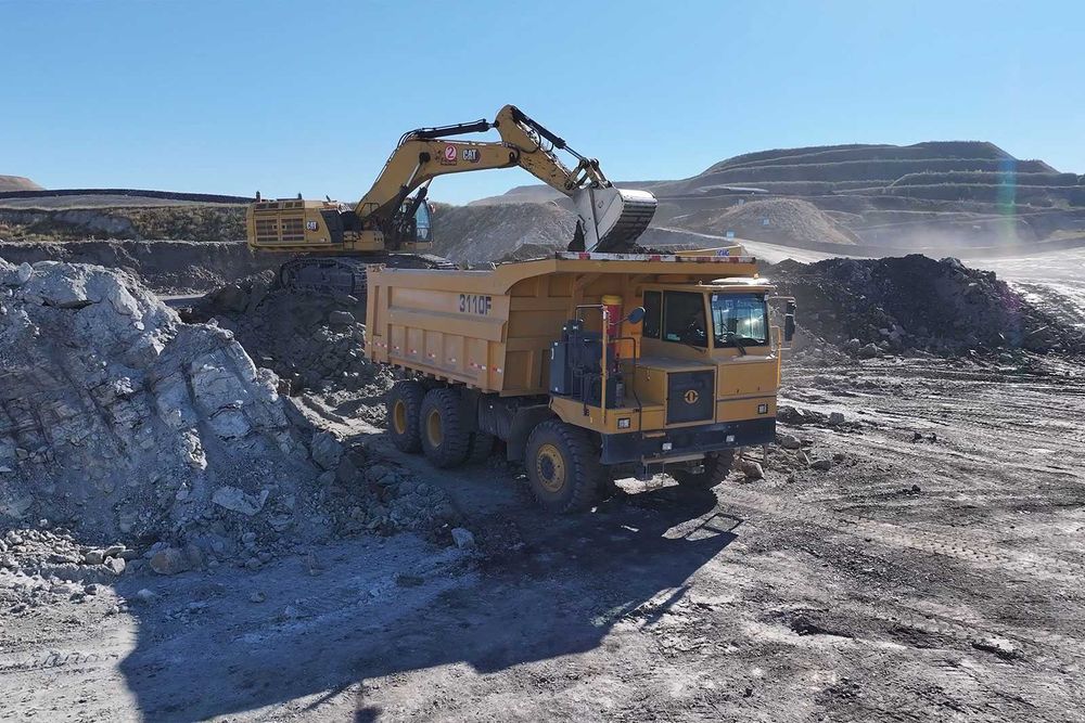 Карьерный самосвал CATERPILLAR SEM [3110F] (75т)