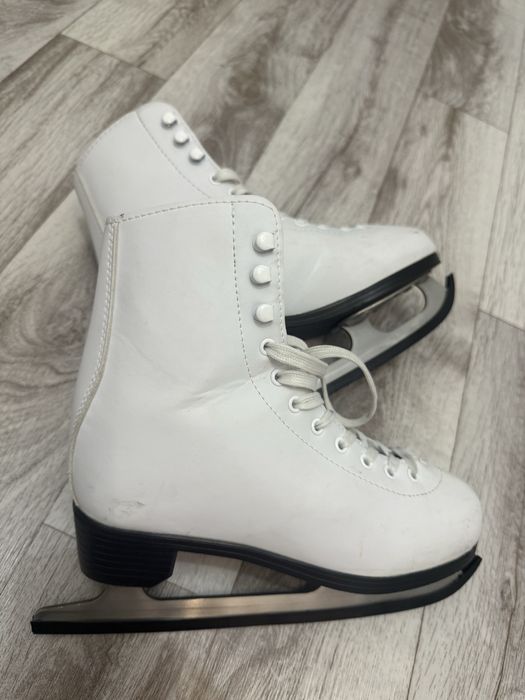 Продам коньки 35р