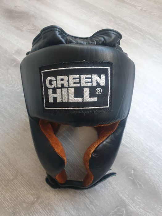 Каска и протектори за крака