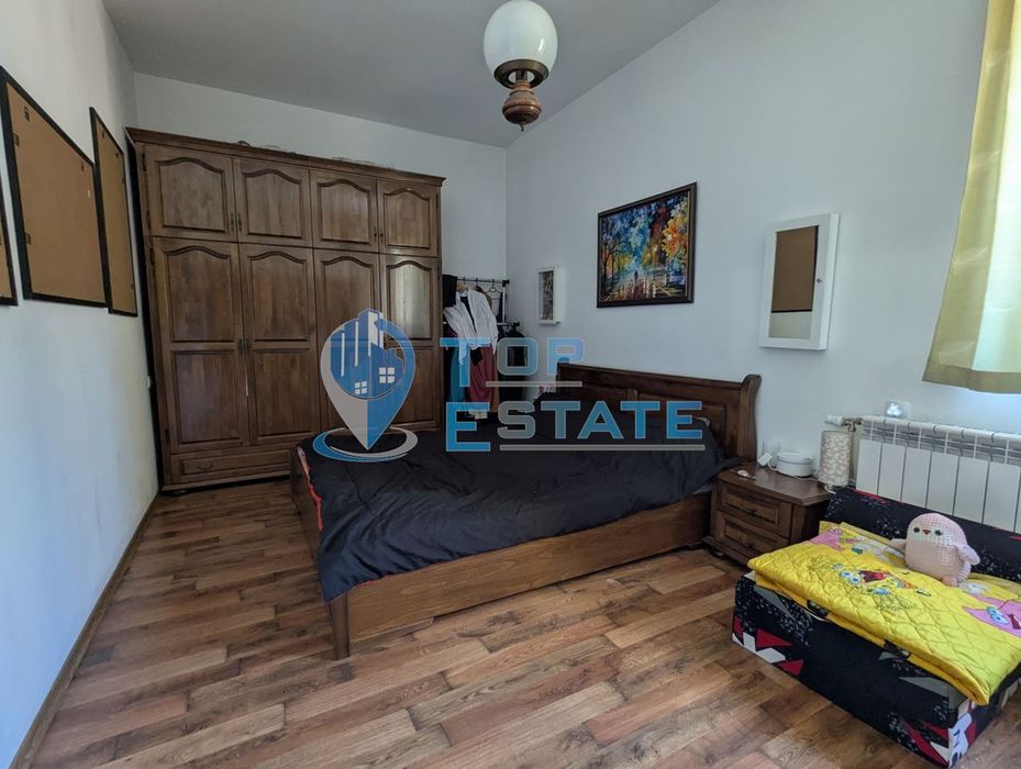 Масивна триетажна къща със сауна и басейн в близост до центъра на гра