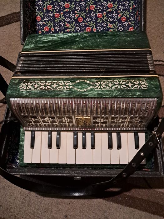 Продавам малък акордеон