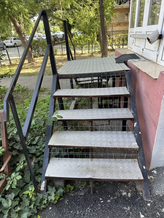 Scară metalică pentru exterior cu balustradă cu 2 intrarii laterale