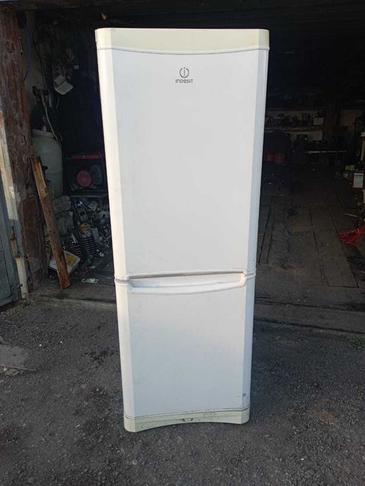 продается холодильник Indesit