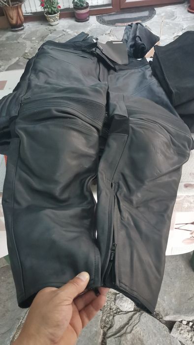 Мото панталони и гащеризони.