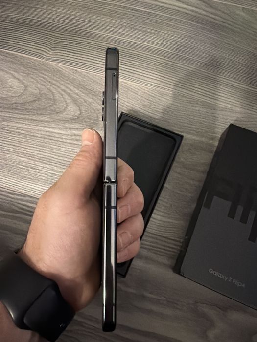 Самсунг Z flip 4 в добро състояние