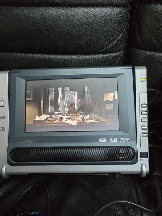 DVD / DivX portabil cu două ecrane lcd