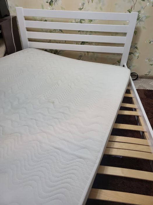 Продам б/у кровать и столик