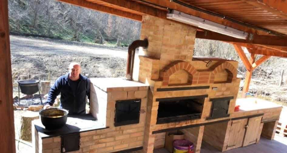 Închiriez Cabană la limita Județului Cluj cu Sălaj  Are 8 dormitoare piscina , minipiscina incalzita totul inclus la pretul de 3000 lei ! 3zile 2 nopt