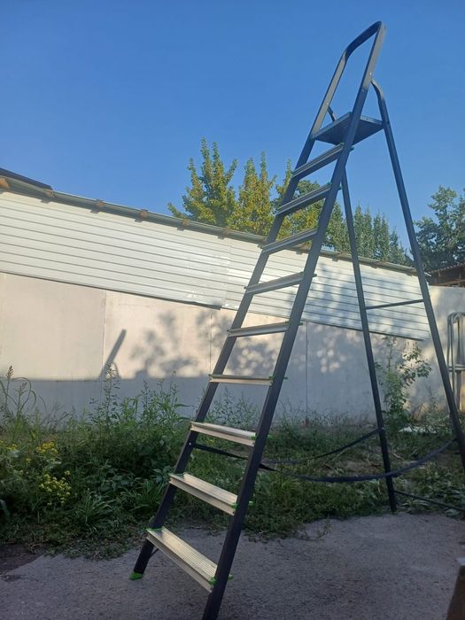 Продается стремянка в отличном состояние