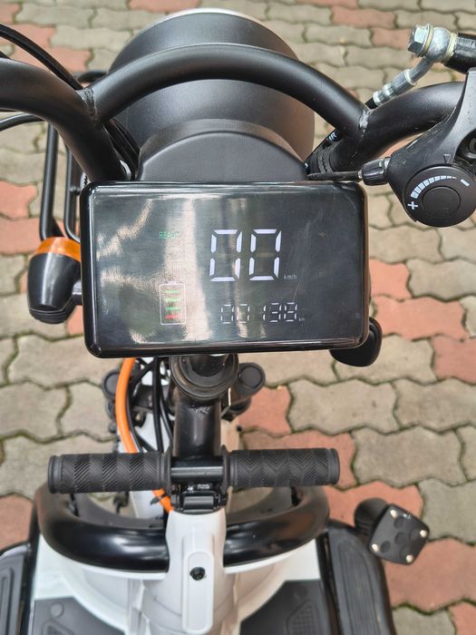 Vind tricicleta Neo Mobi A6 Ta 5 stare buna inmatriculata cu acte la zi cu 100 km la bord