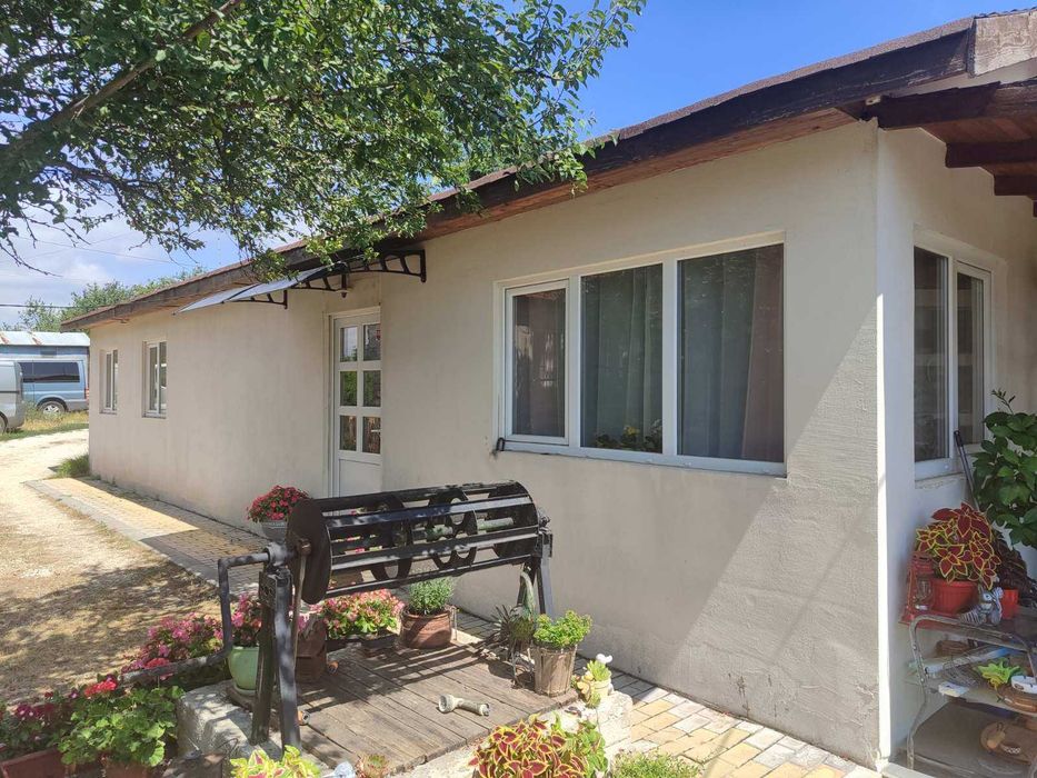 Две самостоятелни къщи в делим двор в с. Ген. Кантарджиево