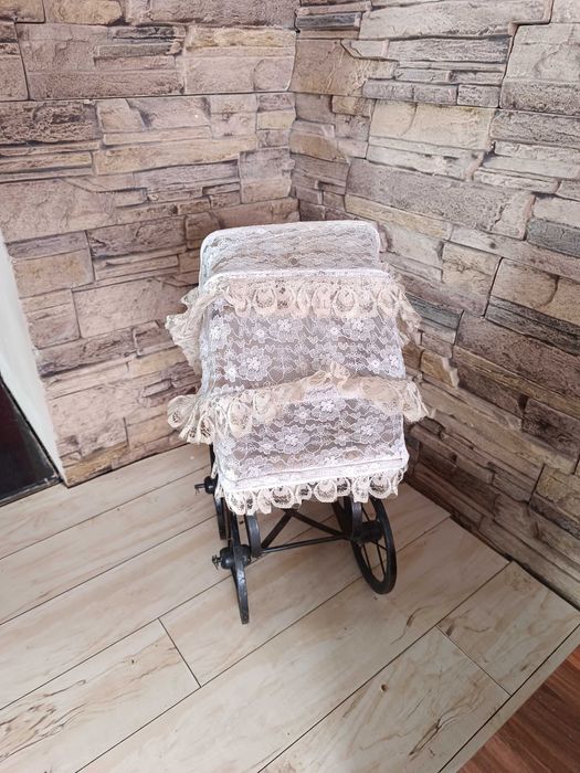 Старинна количка за кукли