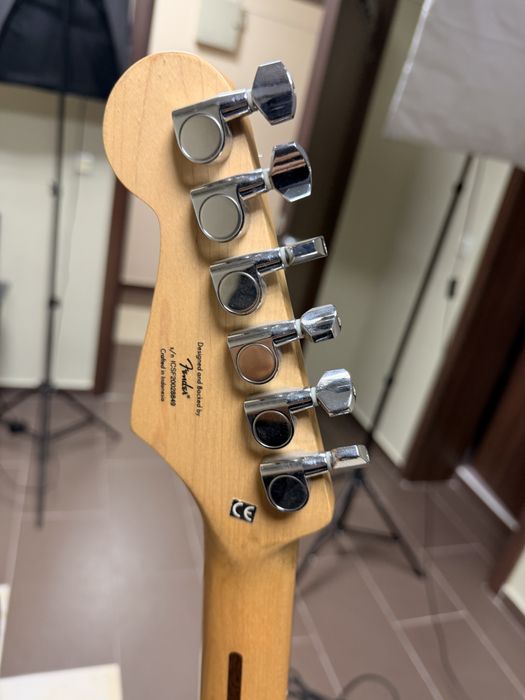 Продавам Squier by Fender Stratocaster в класически Sunburst цвят.