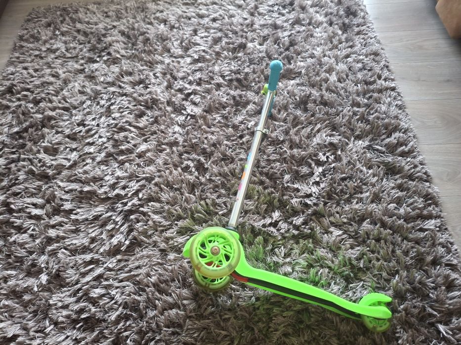 Vând trotinetă verde de copii