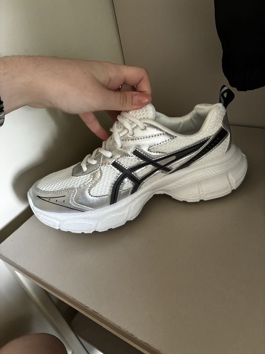 Кроссовки asics срочно