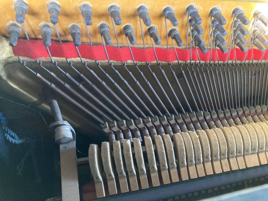 Продаю  пианино.