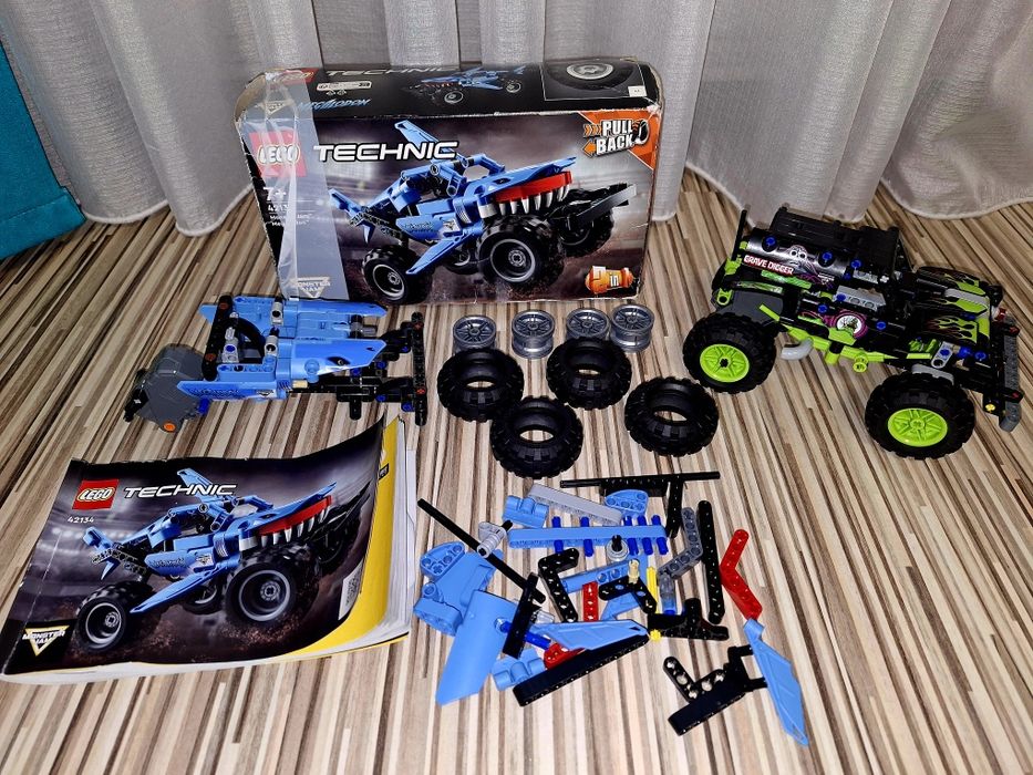 Lot Lego Technic Monster Jam Megalodon  si  Grave Digger.