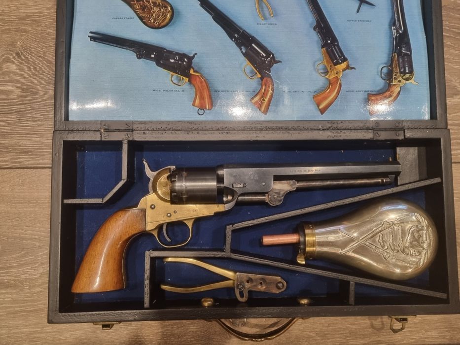 Стар револвер Колт Нави 1851г